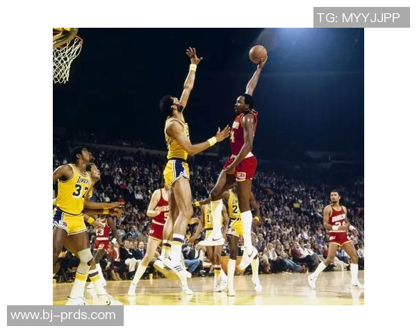 篮球明星摩西的传奇人生与赛场背后的奋斗故事